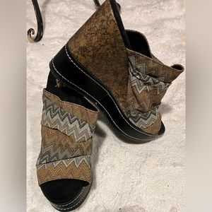 NWOT size 8 Muk Luks